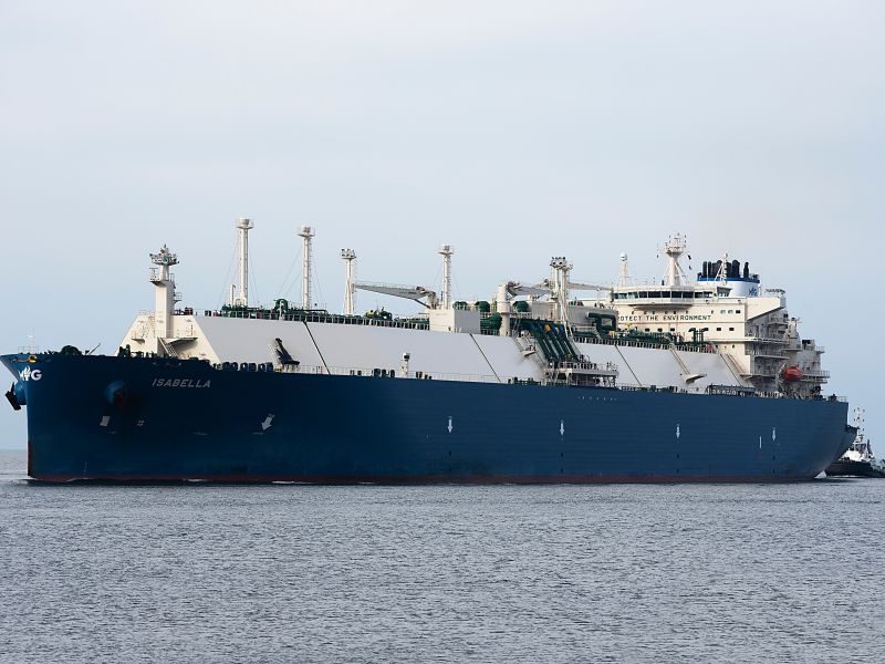 احتجاز 18 من أفراد طاقم الناقلة الأجنبية