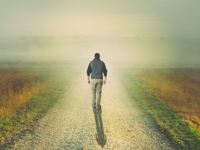 تفسير رؤية المشي في الضباب في الحلم: دليل لكل النساء