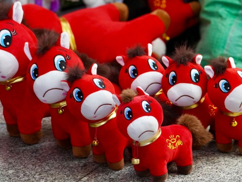 دمية "الحصان الباكي" تخطف الأنظار في الصين وتتحول إلى ترند عصري