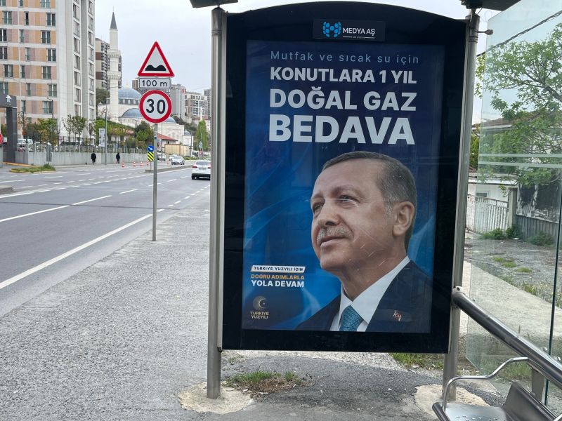 أردوغان يقبل يد مسن تركي يبلغ 100 عام