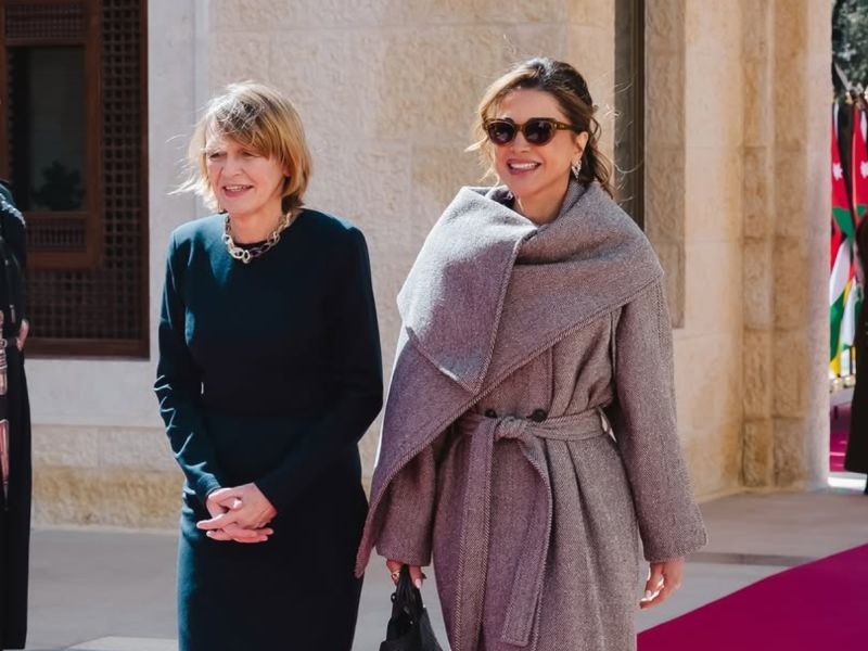 الملكة رانيا تتألق بالمعطف الرمادي… شتاء ملكي بأناقة عصرية