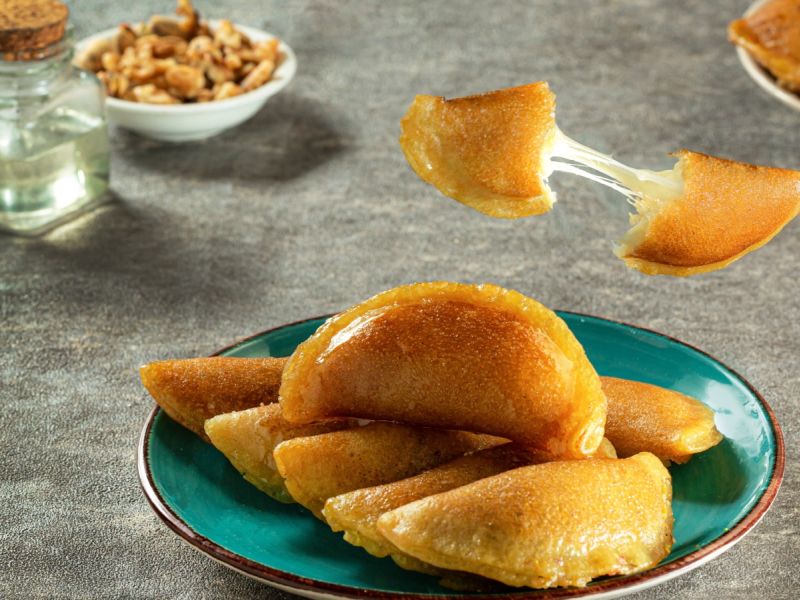 تفسير حلم أكل القطايف بالقشطة للعزباء