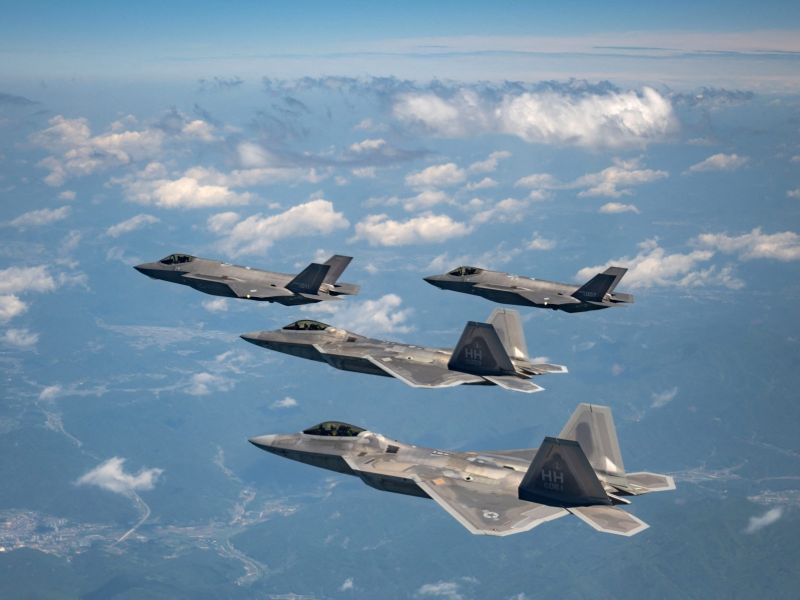  F-22 fighter jets