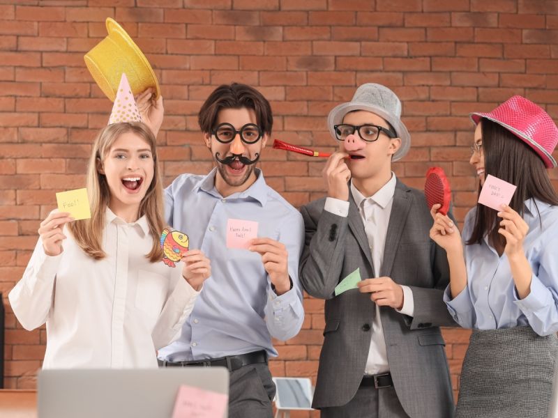 أفكار مقالب كذبة نيسان خفيفة ومضحكة تناسب جو العمل