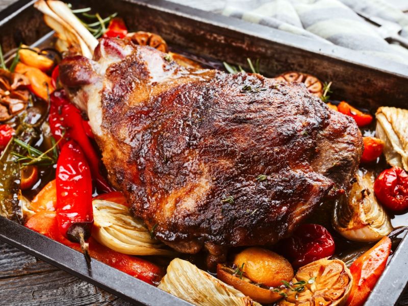 فخذ الخروف المشوي بالفرن على مائدة عيد الفطر