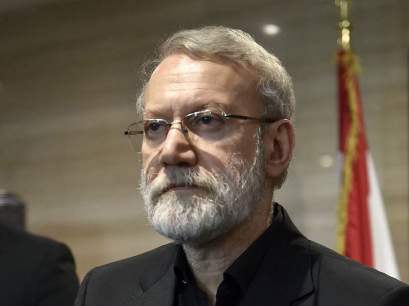 تُظهر هذه الصورة التي أصدرها مكتب الصحافة في البرلمان اللبناني علي لاريجاني، رئيس المجلس الأعلى للأمن القومي الإيراني،(AFP PHOTO)