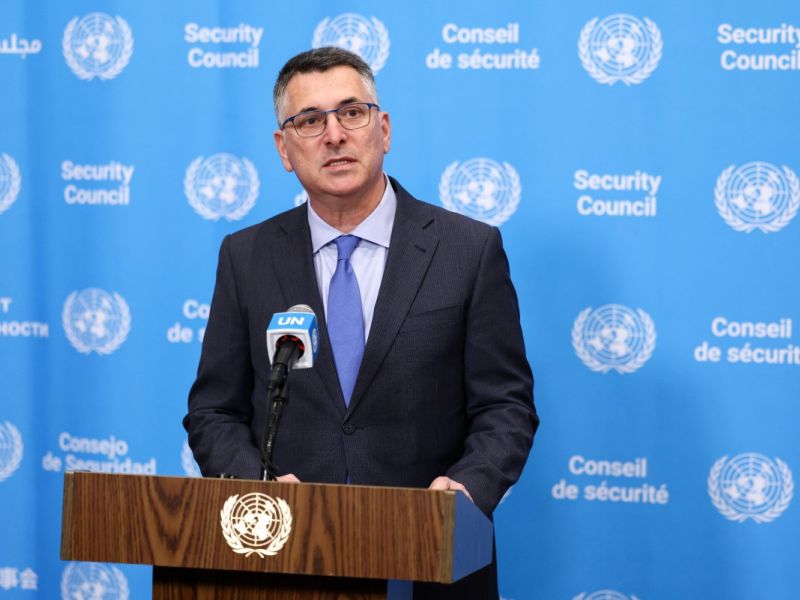 وزير الخارجية الإسرائيلي جدعون ساعر يتحدث خلال مؤتمر صحفي في مقر الأمم المتحدة في نيويورك، بتاريخ 18 فبراير 2026.AFP