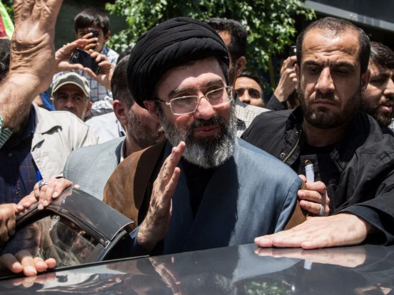مُجتَبى خامنئي نجا من الغارات الجوية الأمريكية والإسرائيلية(AFP)