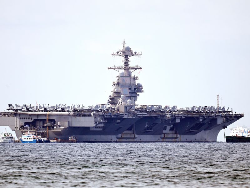 حاملة الطائرات الأمريكية جيرالد ر. فورد، الأكبر في العالم، راسية في خليج بالما دي مايوركا.