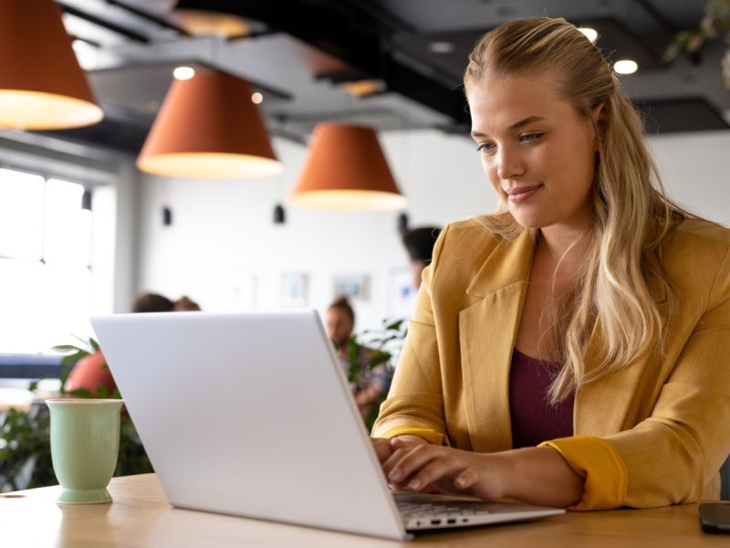 أفكار تنسيقات أنيقة للمرأة العاملة تمنحك الراحة طوال اليوم