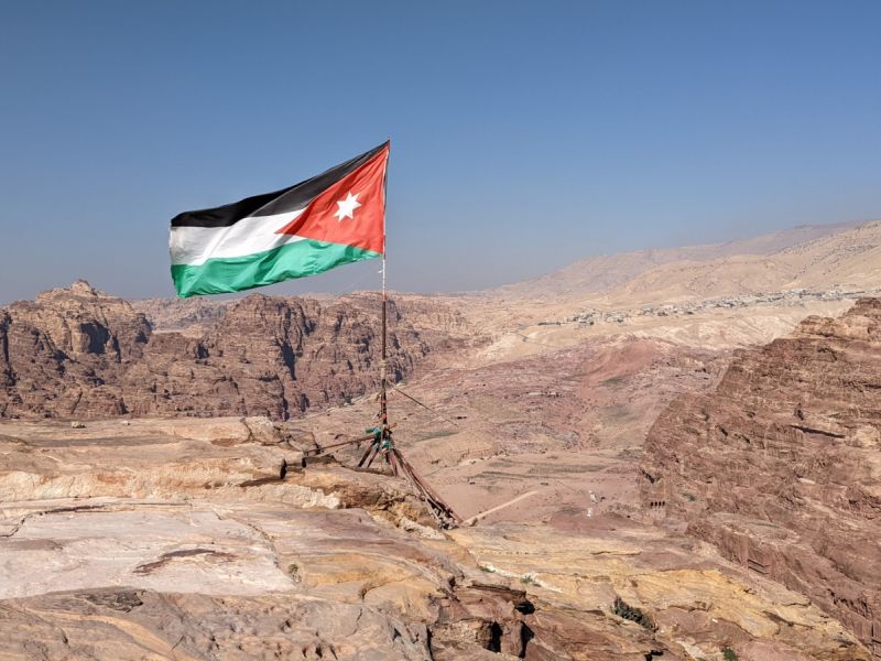 تفسير رؤية علم الأردن في المنام للعزباء لابن سيرين وشاهين