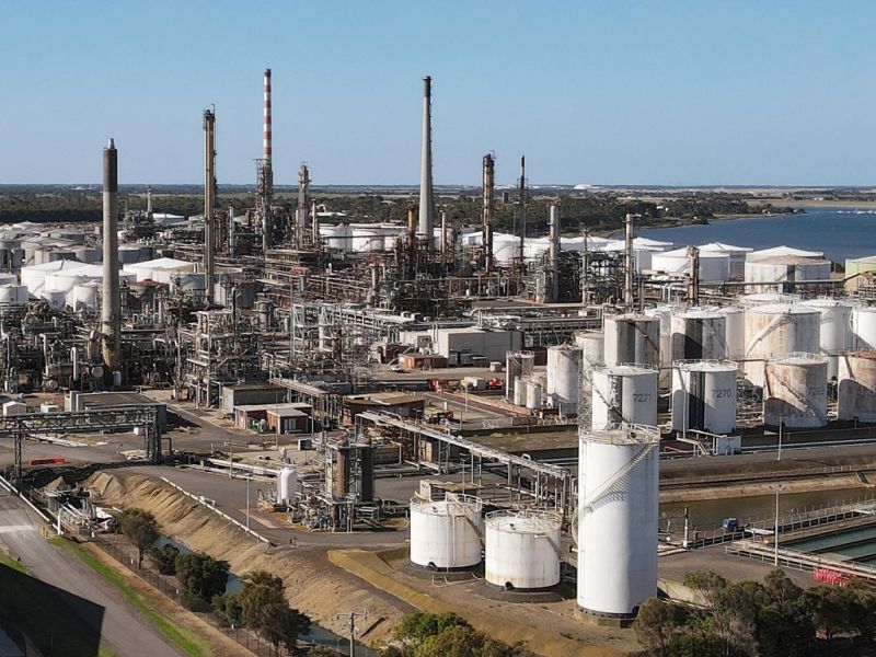 Massive blaze engulfs Geelong oil refinery in Australia 