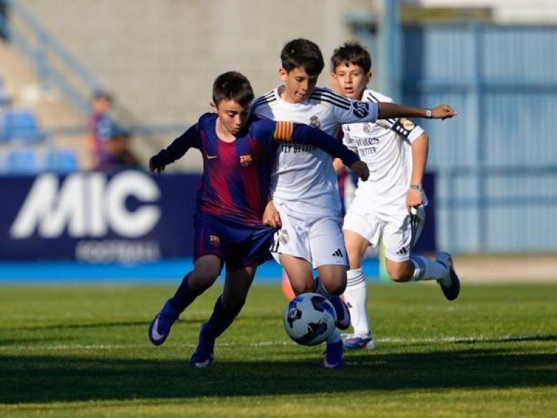 كلاسيكو الصغار: برشلونة يتفوق على ريال مدريد ويتوج بالبطولة