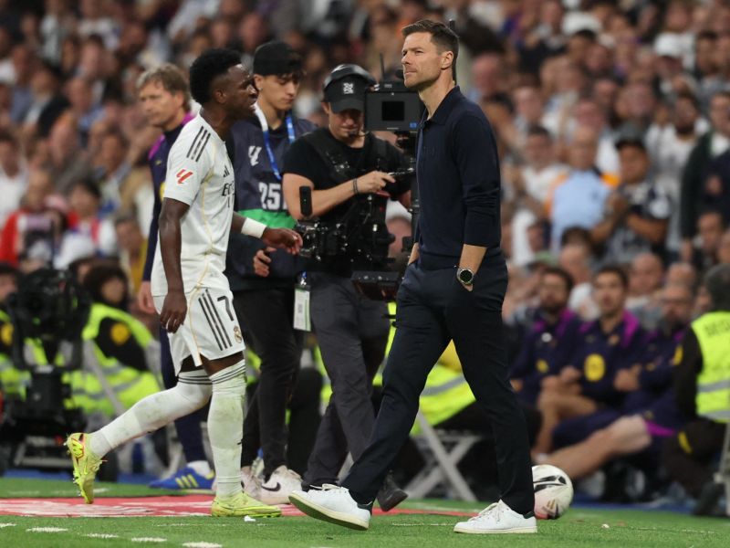 تقارير تكشف خلفية التوتر بين فينيسيوس وتشابي ألونسو