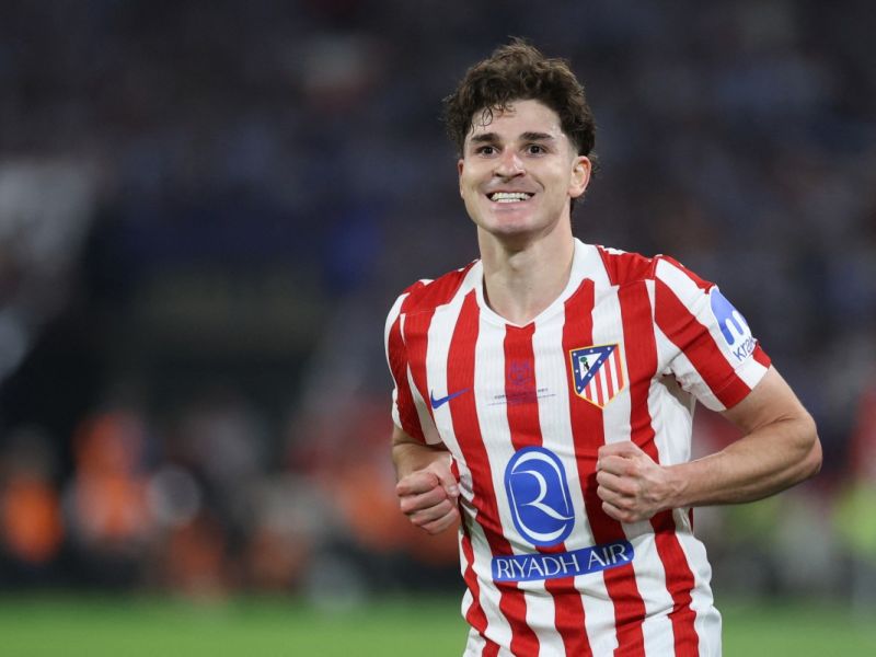 برشلونة يضع ألفاريز على رأس أولوياته الهجومية