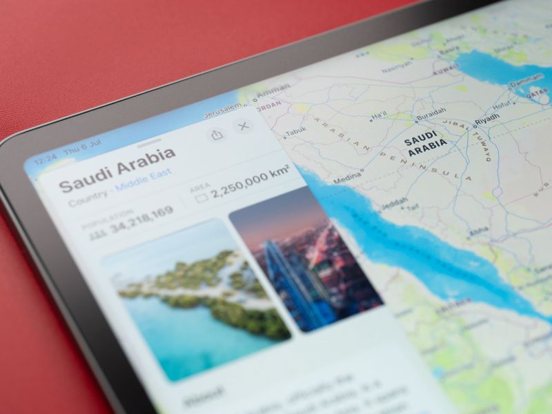 6 يوليو 2023: المملكة العربية السعودية على خريطة جهاز آيباد من شركة آبل، لقطة مقرّبة.