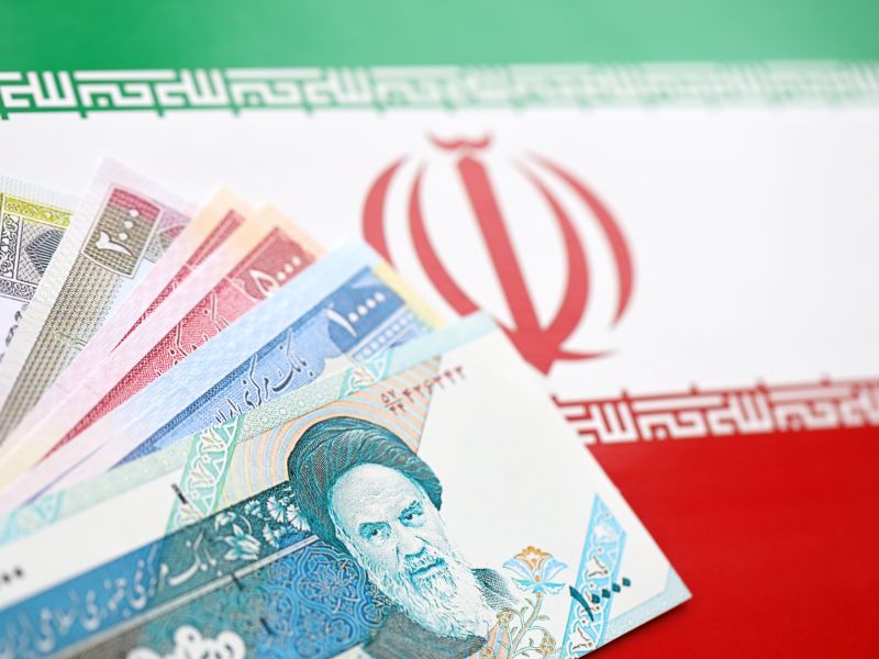 هبوط قياسي للريال الإيراني أمام الدولار