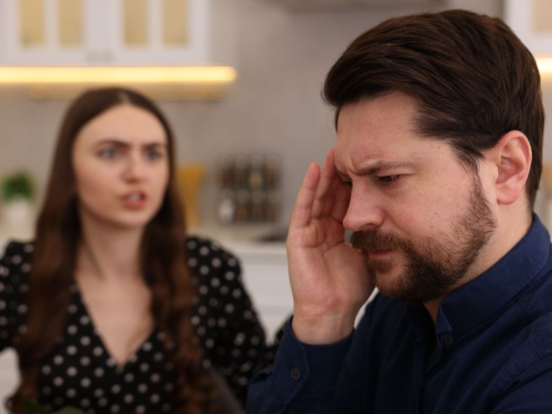 لماذا نشعر بالإحراج دون سبب واضح؟ أسرار الاستجابة العصبية