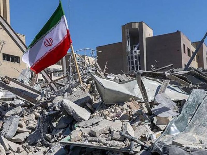 علم إيران وسط الدمار