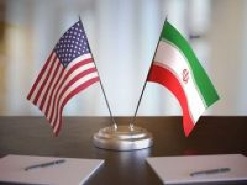 علما الولايات المتحدة وإيران موضوعان على طاولة خلال اجتماع دبلوماسي يعكس مسار المفاوضات بين البلدين