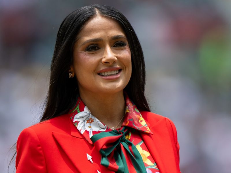 سلمى حايك تخطف الأنظار ببدلة حمراء أنيقة في حفل افتتاح كأس العالم 2026