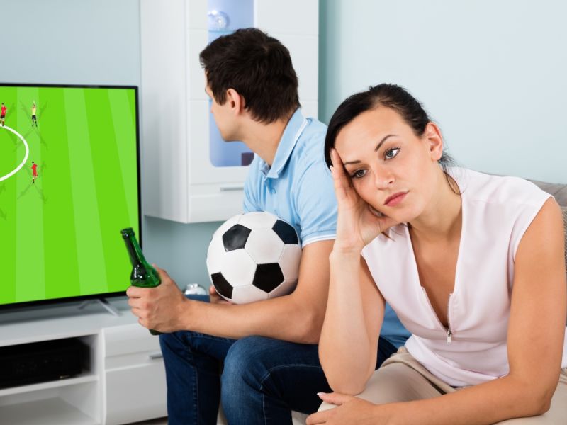 كيف يتعامل الأزواج مع العصبية بعد خسارة المنتخب؟