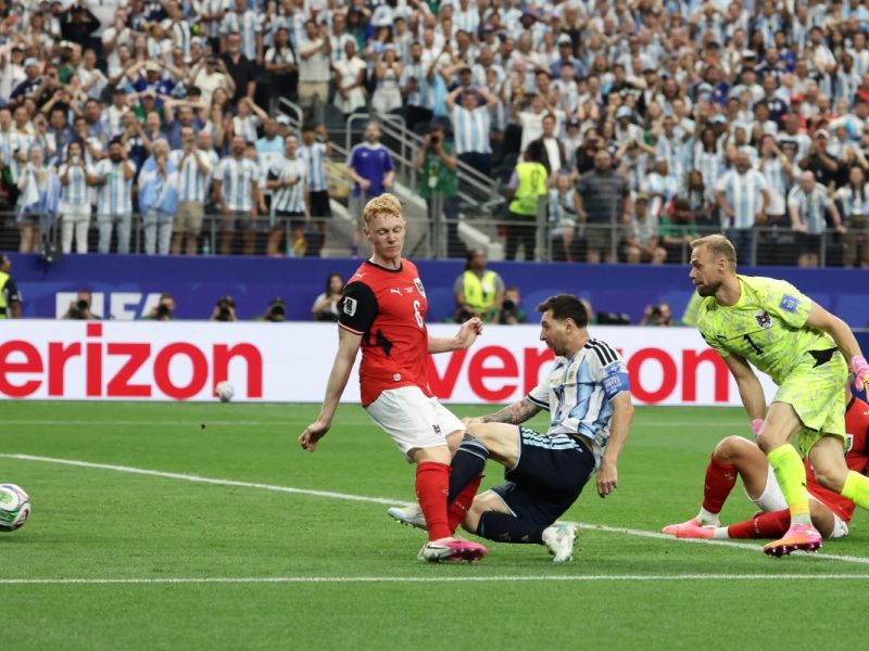 ليونيل ميسي قائد منتخب الأرجنتين يتألق أمام النمسا