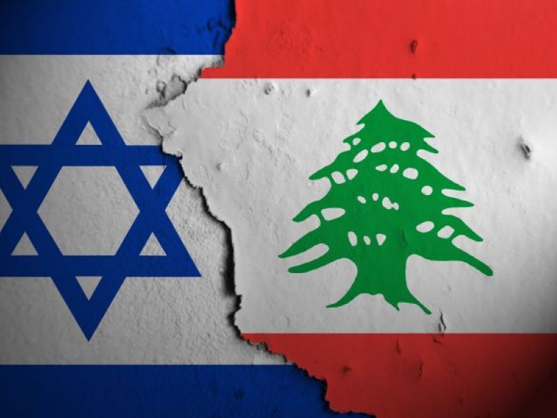 علم لبنان إلى جانب علم إسرائيل في صورة تعبر عن التوترات العسكرية والتطورات الأمنية بين الطرفين