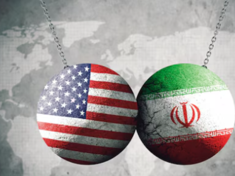 علمَا الولايات المتحدة وإيران في صورة رمزية تعكس التوترات والمفاوضات الجارية بين البلدين حول مضيق هرمز والملف النووي.