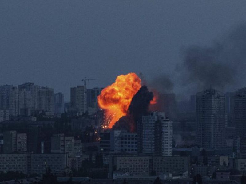 روسيا تقصف كييف بصواريخ باليستية
