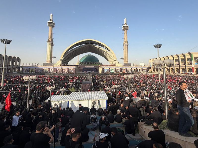 مواطنون إيرانيون يشاركون في موكب تشييع علي خامنئي وسط العاصمة طهران خلال مراسم جنازة رسمية وشعبية واسعة.