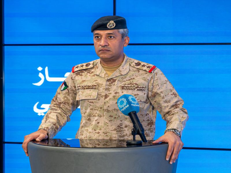 الكويت تعلن إصابة أربعة عسكريين واعتراض عشرات الصواريخ والمسيّرات خلال هجمات استهدفت البلاد.