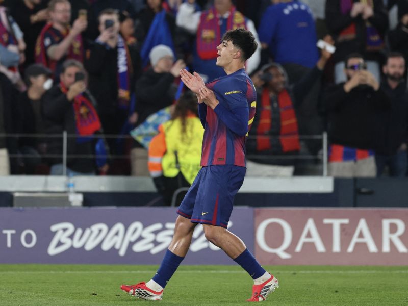 مارك برنال لاعب وسط برشلونة الإسباني