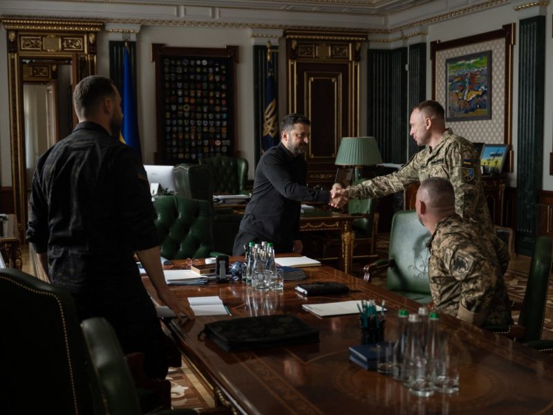 Zelenskyy shaking hands with Drapatyi