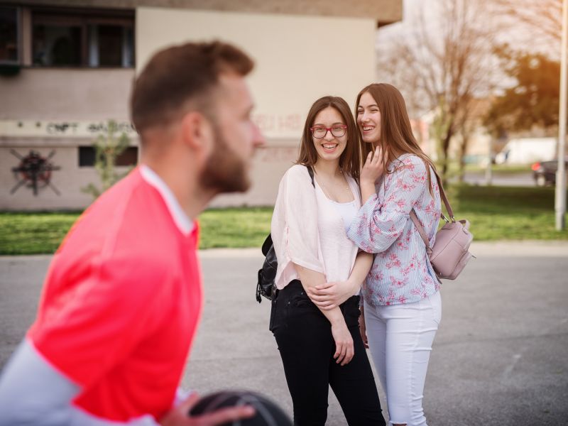 ليست الوسامة وحدها.. تصرفات تجعل الرجل أكثر جاذبية في نظر المرأة