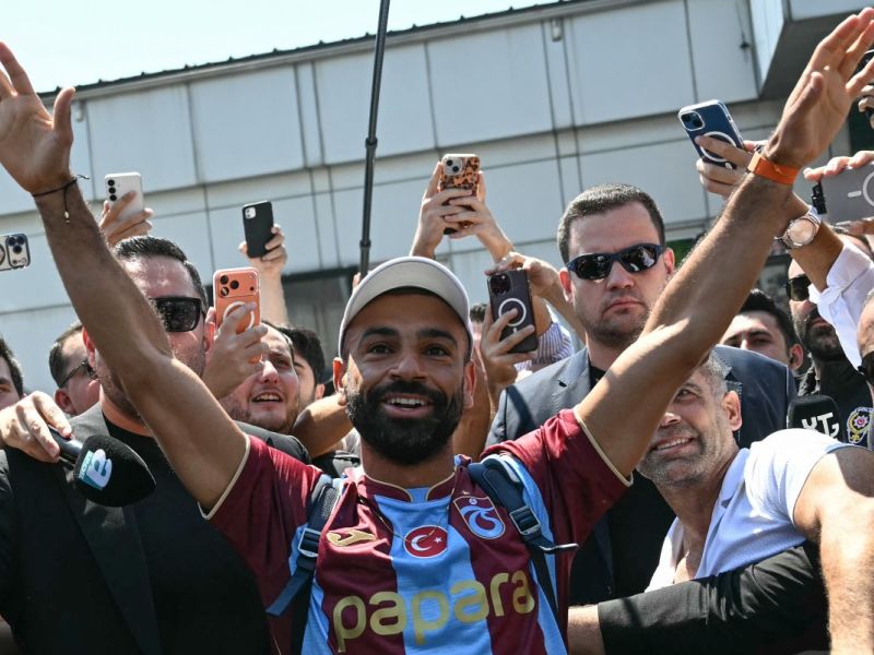 استقبال جماهيري حاشد لمحمد صلاح بعد وصوله إلى مطار إسطنبول