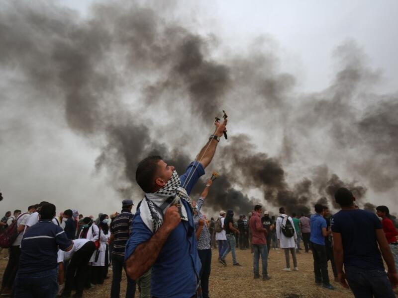 A Palestinian uses a slingshot during a protest demanding the right to return to their historic homeland at the Israel-Gaza border, east of Khan Yunis in the southern Gaza Strip, May 4, 2018. Hundreds of Palestinians gathered on the Gaza border Friday for the sixth week of protests in which dozens have already been killed by Israeli fire. (SAID KHATIB / AFP)