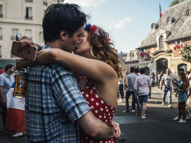 A couple kiss as they celebrate after France won the Russia 2018 World Cup final football match between France and Croatia, outside the "Le Carillon" bar in Paris on July 15, 2018, where the attacks of November 2015 took place.
Lucas BARIOULET / AFP
