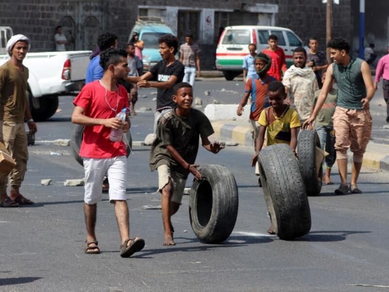Yemeni children push tyres in Crater, on September 6, 2018
Saleh Al-OBEIDI / AFP