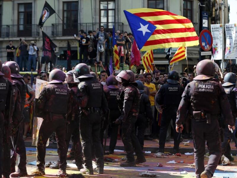 Catalan regional police 'Mossos D'Esquadra' officers clash with separatist protesters during a counter-protest against a demonstration in support of Spanish police in Barcelona on September 29, 2018. 
Pau Barrena / AFP