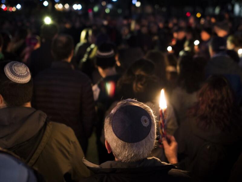 Members and supporters of the Jewish community come together for a candlelight vigil, in remembrance of those who died earlier in the day during a shooting at the Tree of Life Synagogue in the Squirrel Hill neighborhood of Pittsburgh, in front of the White House in Washington, DC on October 27, 2018 (AFP)