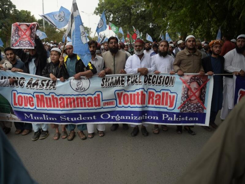 Pakistani supporters of the Ahle Sunnat Wal Jamaat (ASWJ), a hardline religious party, march during a protest rally following the Supreme Court's decision to acquit Christian woman Asia Bibi of blasphemy, in Islamabad on November 2, 2018. (AAMIR QURESHI / AFP)