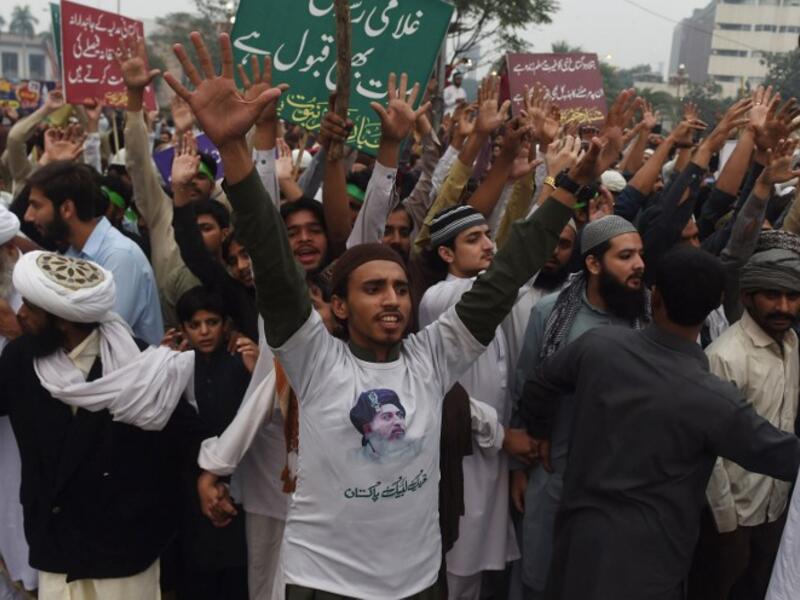 Supporters of the Tehreek-e-Labaik Pakistan (TLP) chant slogans during a protest following the Supreme Court's decision to acquit Pakistani Christian woman Asia Bibi of blasphemy. (ARIF ALI / AFP)