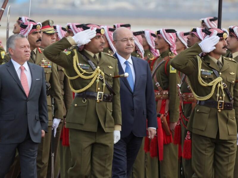 Iraq's President Barham Salih and Jordan's King Abdullah II (L) review an honor guard at Amman's military airport, on November 15, 2018. 
Khalil MAZRAAWI / AFP
