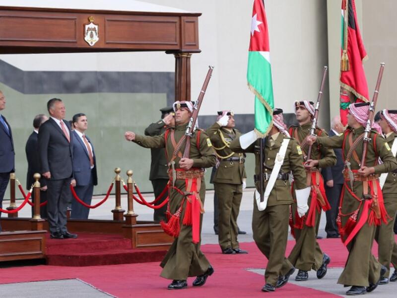Iraq's President Barham Salih and Jordan's King Abdullah II (R) review an honor guard at Amman's military airport, on November 15, 2018. 
Khalil MAZRAAWI / AFP