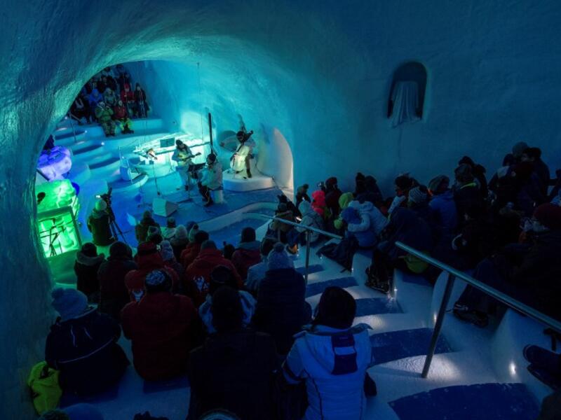 Today, the US-born artist is in charge of an ice orchestra playing a series of concerts at sub-zero temperatures in a vast, custom-built igloo high in the Italian Alps. 
Marco BERTORELLO / AFP
