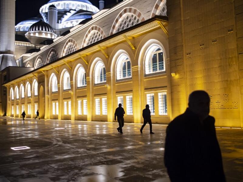 Hundreds of people arrived to attend the first ever prayer at the largest mosque in Asia Minor, created by two female architects, Bahar Mızrak and Hayriye Gül Totu.
Yasin AKGUL / AFP