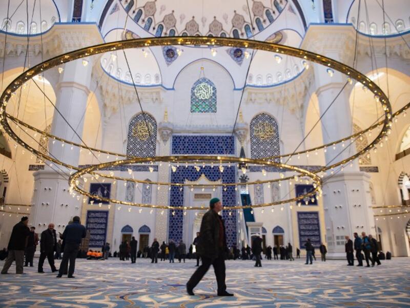 Muslims worshippers arrive for morning prayers at the Camlica Mosque in Istanbul, which opened on March 7, 2019. 
Yasin AKGUL / AFP
