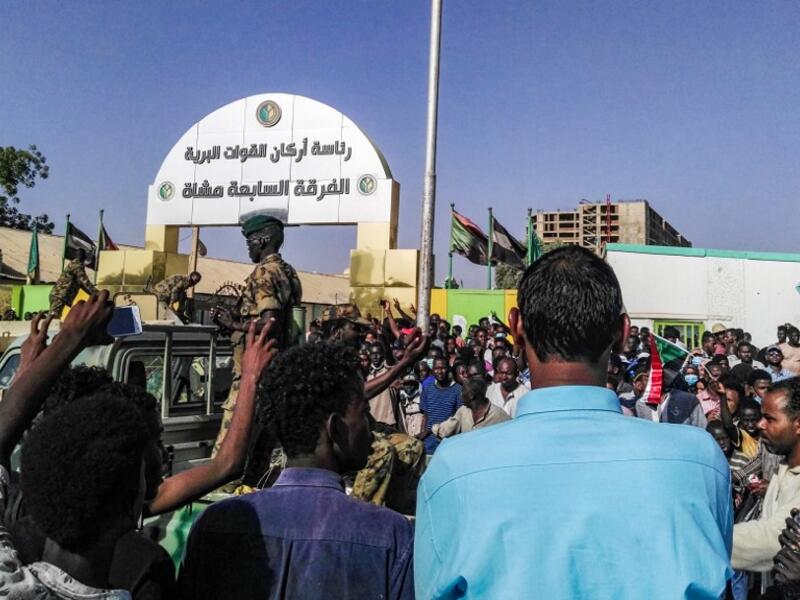 Sudanese protesters chant slogans as they rally in front of the military headquarters in the capital Khartoum on April 9, 2019. Sudan's police on April 9 ordered its forces to avoid intervening against protesters as three Western nations threw their weight behind demonstrators' demands for a political transition plan in the country.
AFP