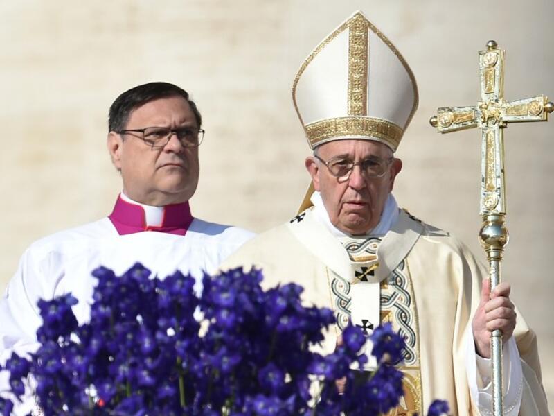 Pope Francis (R) leads the Easter Sunday mass on March 27, 2016 at St Peter's square in Vatican. Christians around the world are marking the Holy Week, commemorating the crucifixion of Jesus Christ, leading up to his resurrection on Easter. (AFP/Alberto Pizzoli)
